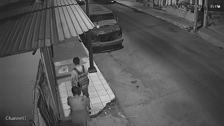 Captan a pareja con bebé en brazos robando medidores de agua en Tampico [Video]