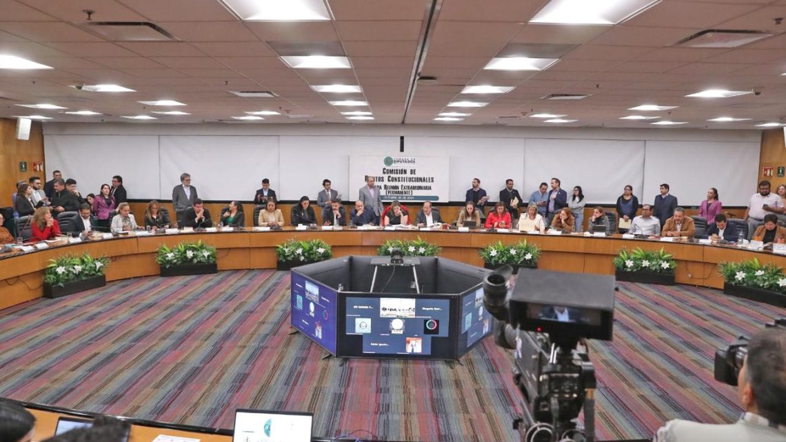 La Comisión de Puntos Constitucionales aprobó reformas que impiden impugnar modificaciones a la Carta Magna