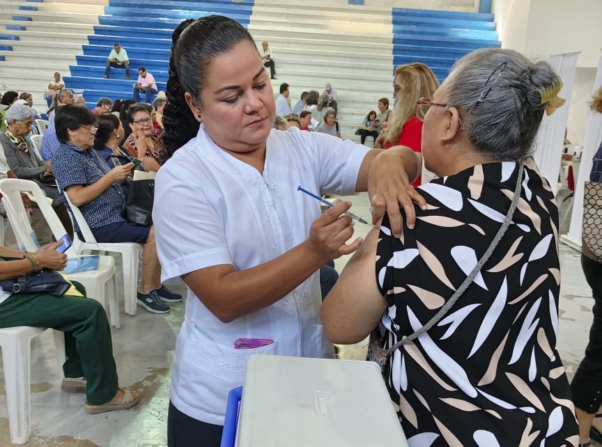 Exhorta Salud a la población a vacunarse contra influenza, covid y neumococo