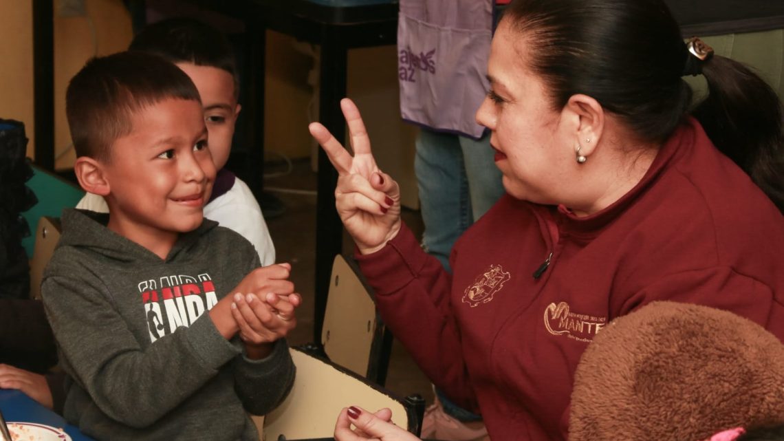 Uniforma Patty Chío a niños del CAIC Brownsville en Nueva Apolonia