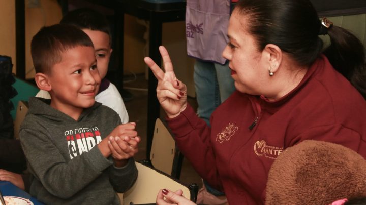 Uniforma Patty Chío a niños del CAIC Brownsville en Nueva Apolonia