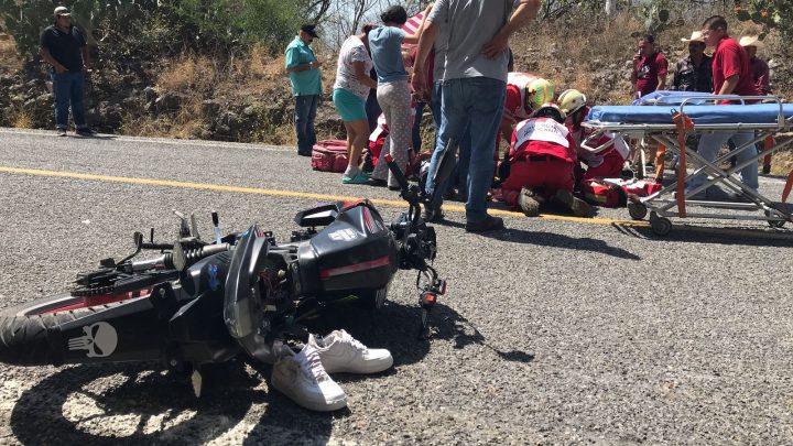 Motocicleta derrapa en la carretera Victoria-Tula: una mujer en estado grave