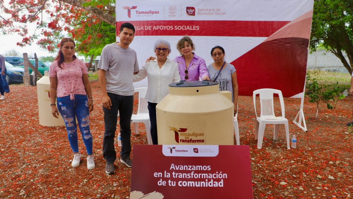 Entrega SEBIEN tinacos en Aldama
