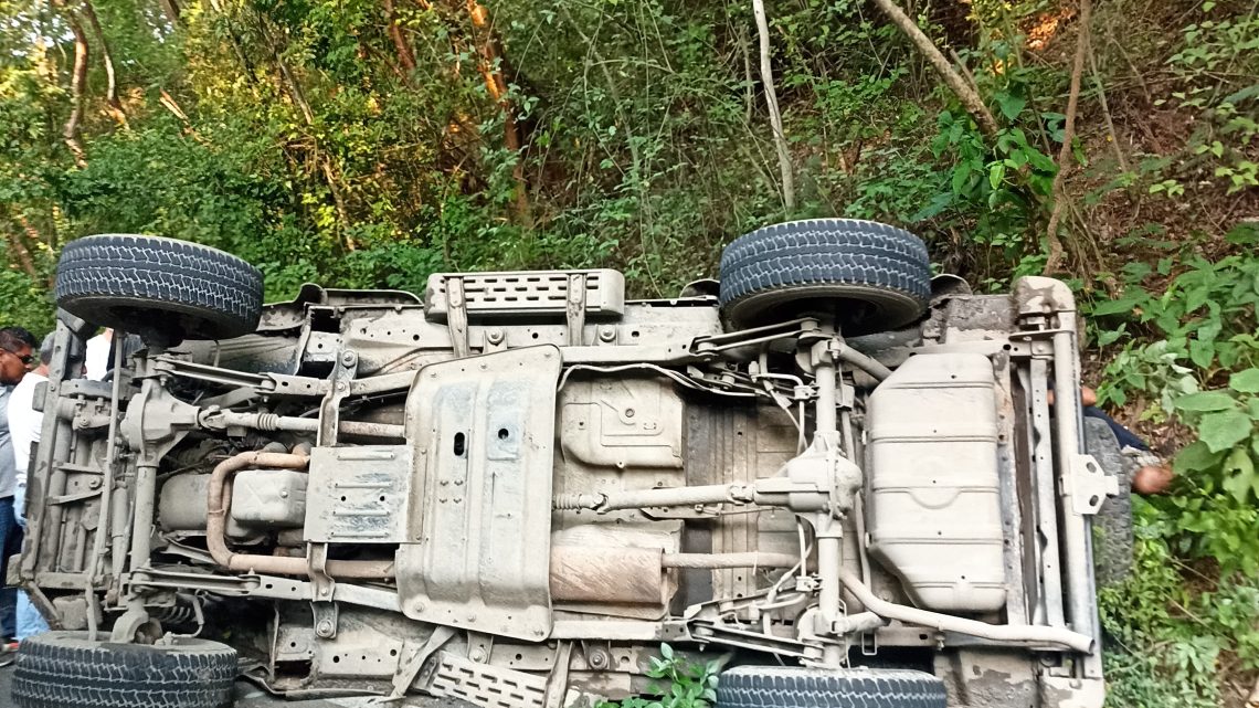 Camioneta termina volcada con una familia entera