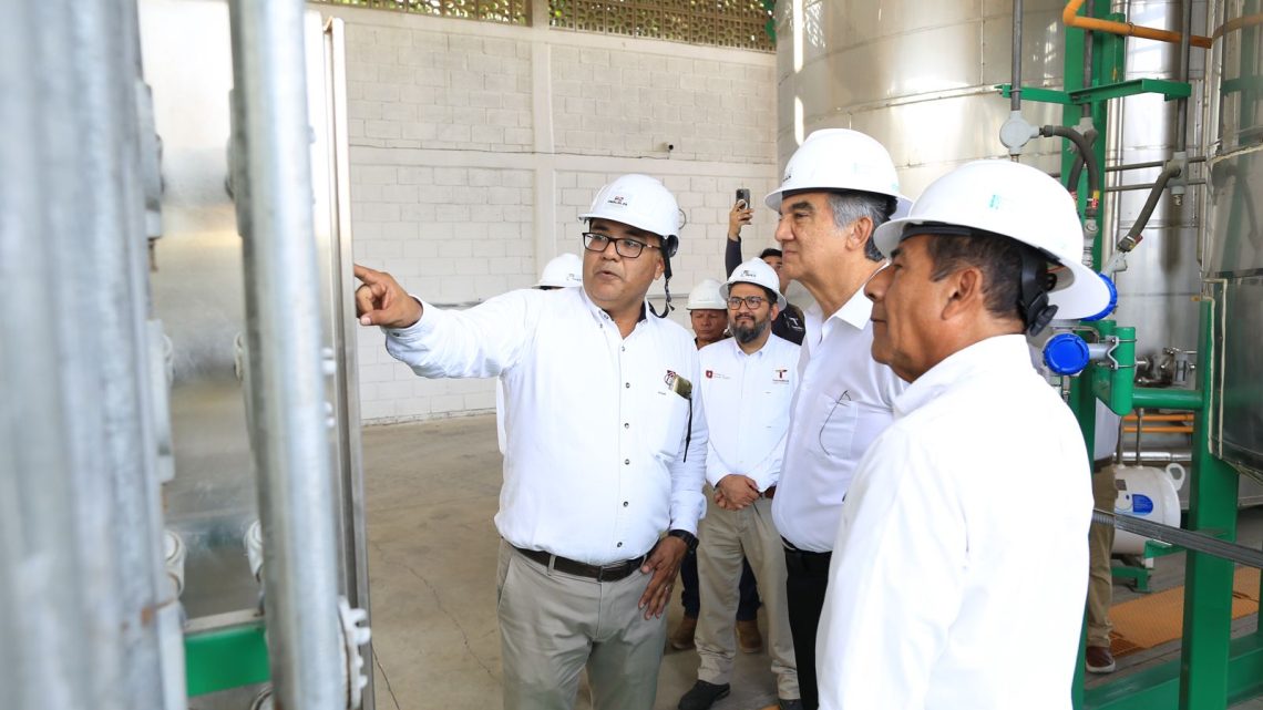 Recorre gobernador Américo Villarreal planta que transforma plásticos en combustibles en Altamira