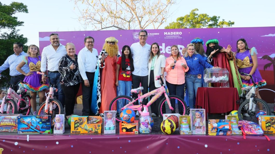 Erasmo y Dunia celebran a cientos de niñas y niños Día de Reyes
