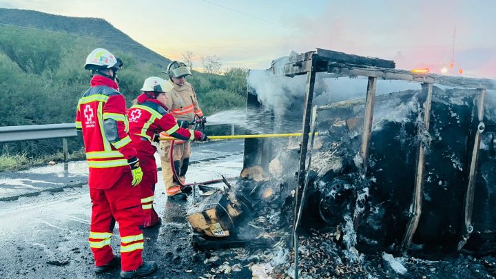 Camioneta marisquera vuelca y se incendia