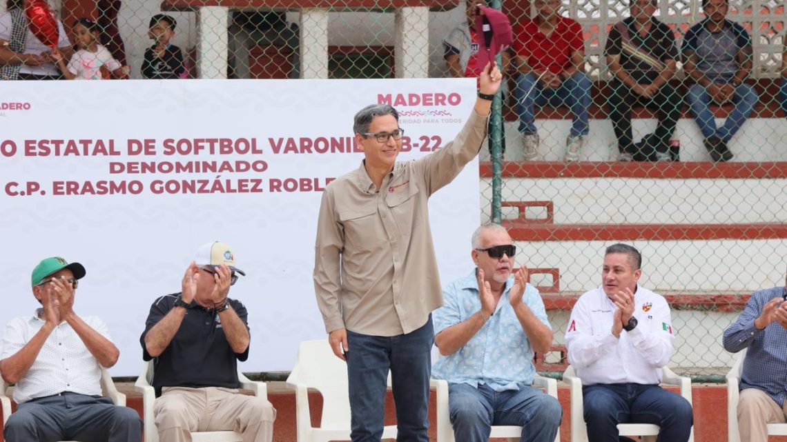 Softbolistas reconocen a Erasmo González por su apoyo al deporte
