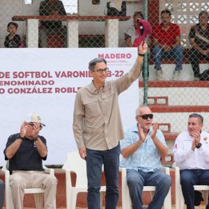 Softbolistas reconocen a Erasmo González por su apoyo al deporte