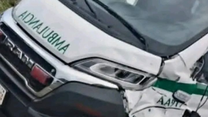 Choque entre ambulancia y motocicleta deja una persona sin signos vitales y un herido