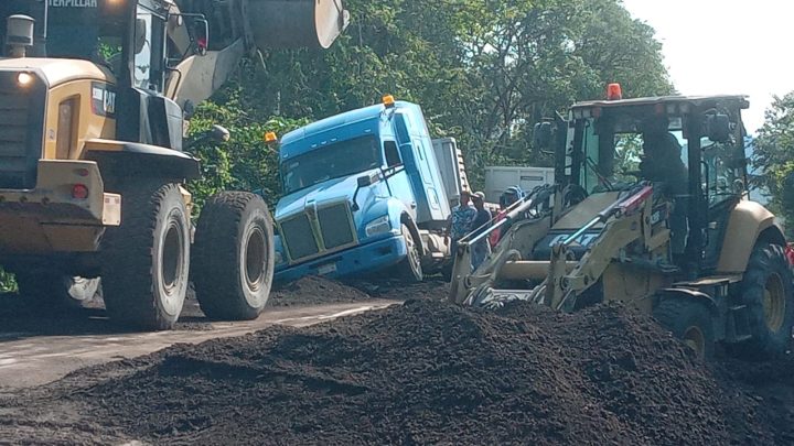 Tráiler que transporta cemento se sale de la carpeta de rodamiento