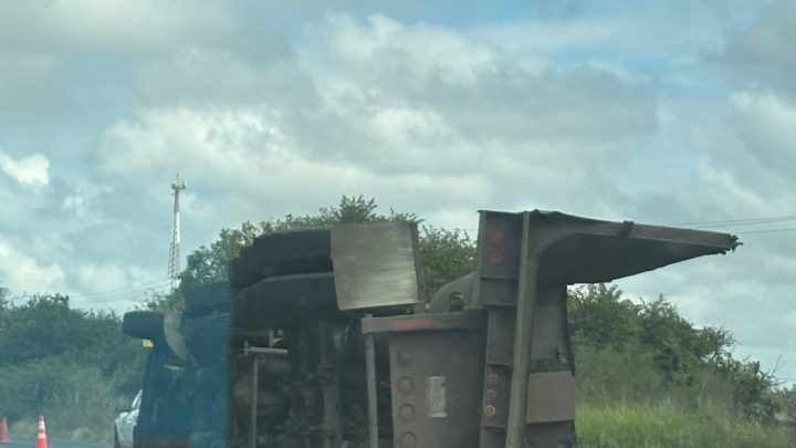 Tráiler vuelca en la pésima carretera Alazán – Canoas