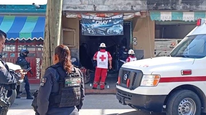 Ultiman a padre e hijo dentro de un taller