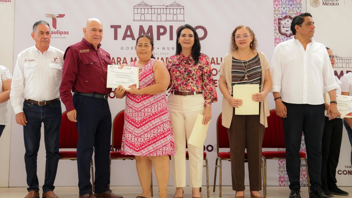 Mónica Villarreal reconoce labor de despicadoras con entrega de certificados de salud