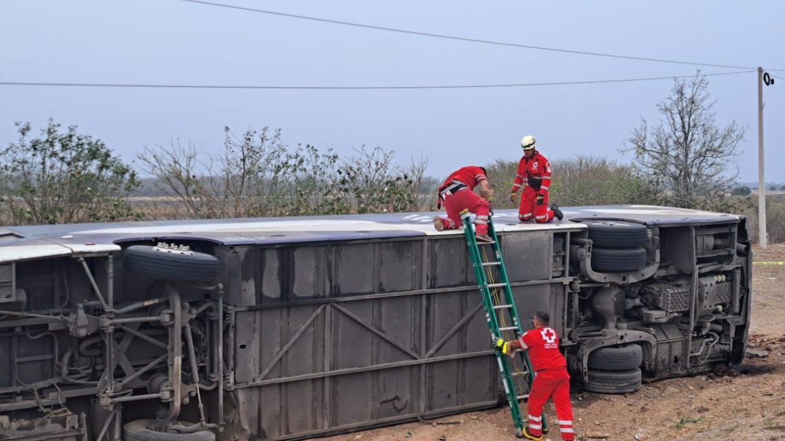 Trágica volcadura de autobús deja tres muertos y varios lesionados en la carretera González-Llera