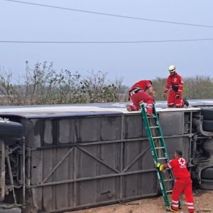 Trágica volcadura de autobús deja tres muertos y varios lesionados en la carretera González-Llera