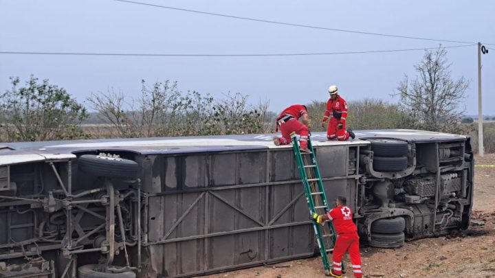 Trágica volcadura de autobús deja tres muertos y varios lesionados en la carretera González-Llera