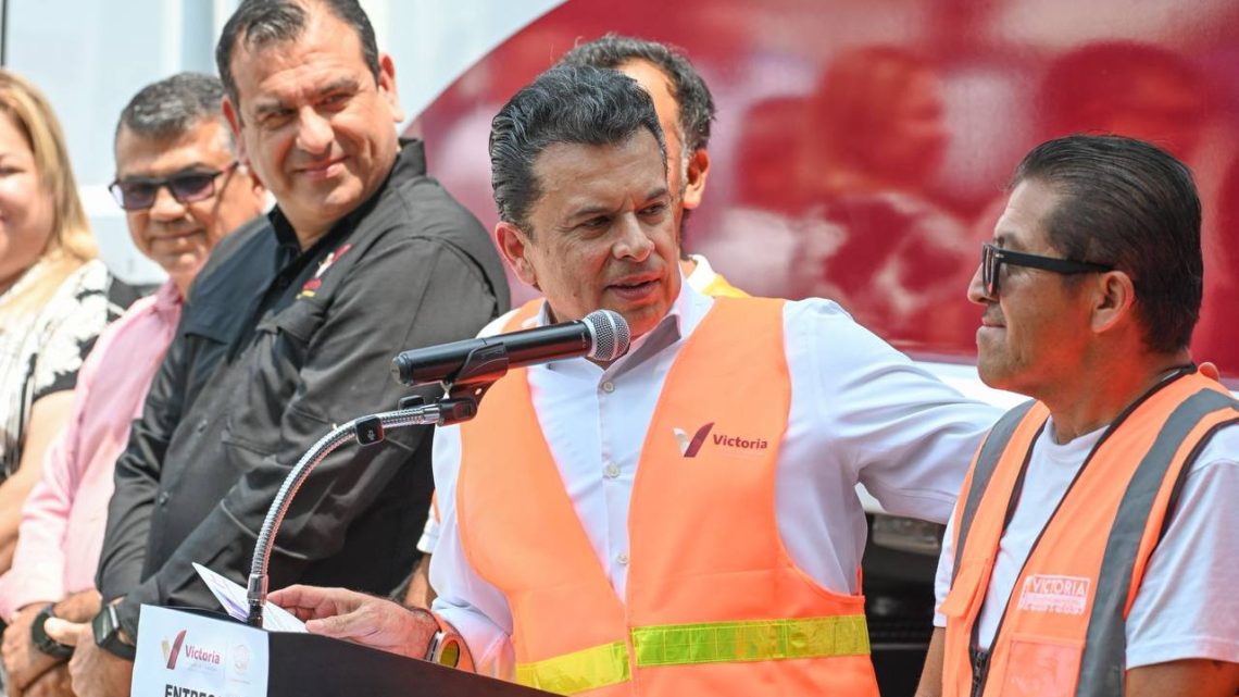 Entrega Lalo Gattás otro nuevo camión recolector de basura