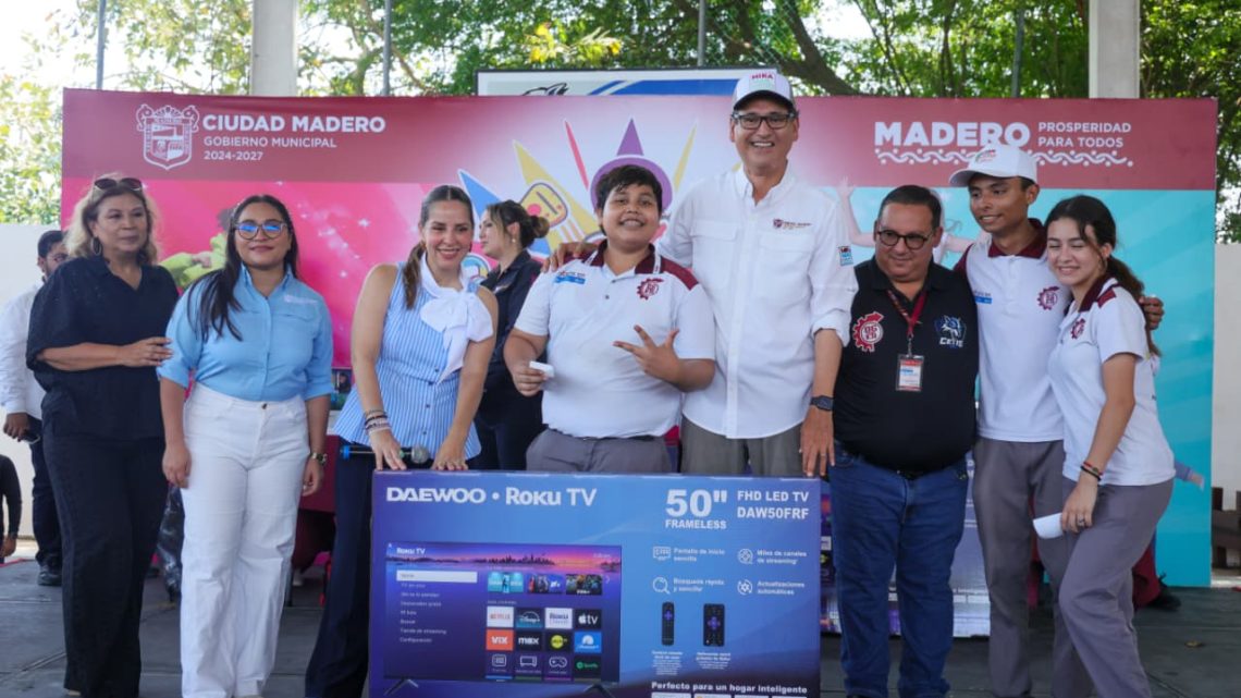 El Presidente Municipal Erasmo Gonzales Robledo celebro en grande el Día del Estudiante Técnico en el CETis 109