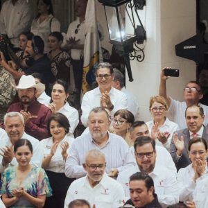 Presente Erasmo González Robledo en ceremonia de Honores a la Bandera en Ciudad Victoria junto a alcaldes de Tamaulipas